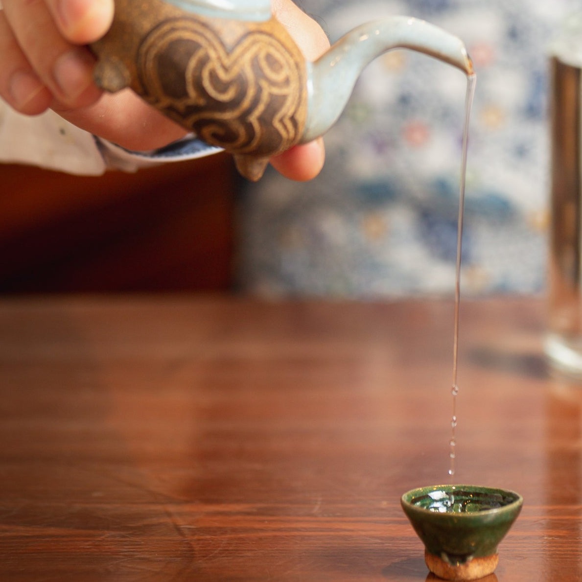 最期の泡盛31-32を注ぐ写真